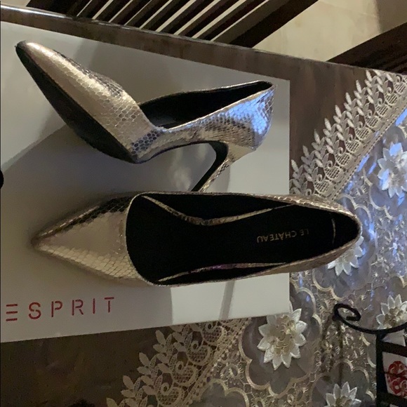 high heel shoes on gold - Picture 2 of 5